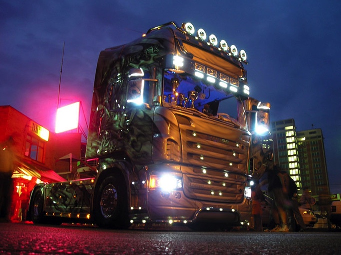 Scania trekker met verlichting